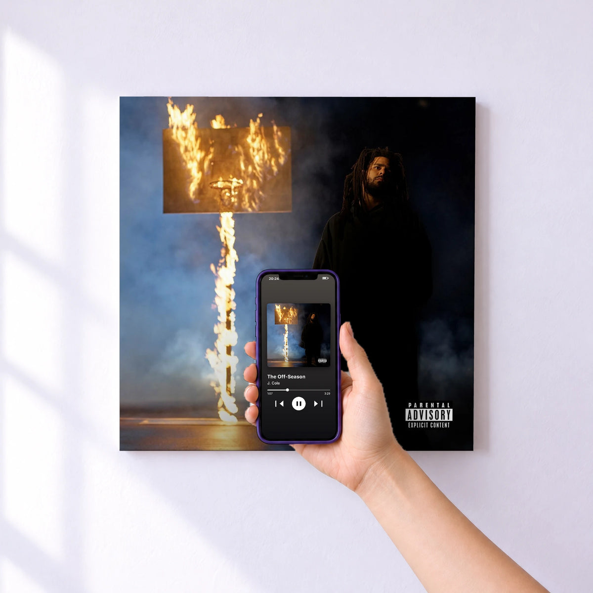 Affiche connectée The Off-Season de J. Cole au mur : l'album se lance en approchant le téléphone
