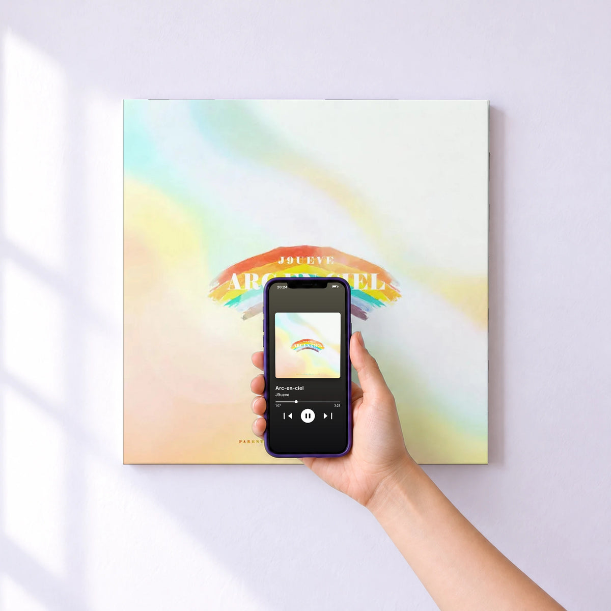 Affiche connectée Arc-en-ciel de J9ueve au mur : l'album se lance en approchant le téléphone