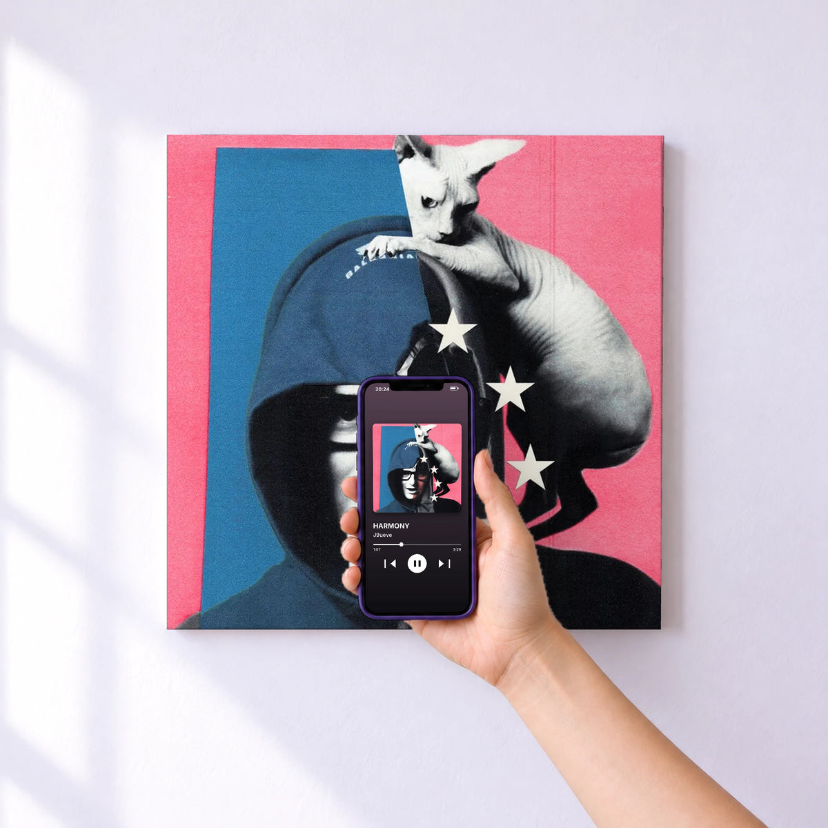 Affiche connectée HARMONY de J9ueve au mur : l'album se lance en approchant le téléphone