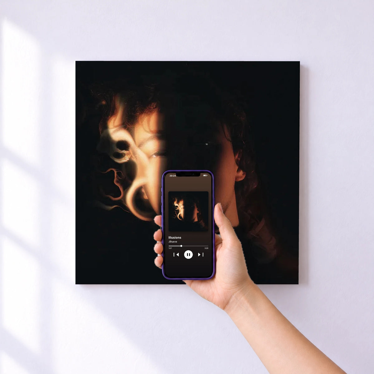 Affiche connectée Illusions de J9ueve au mur : l'album se lance en approchant le téléphone