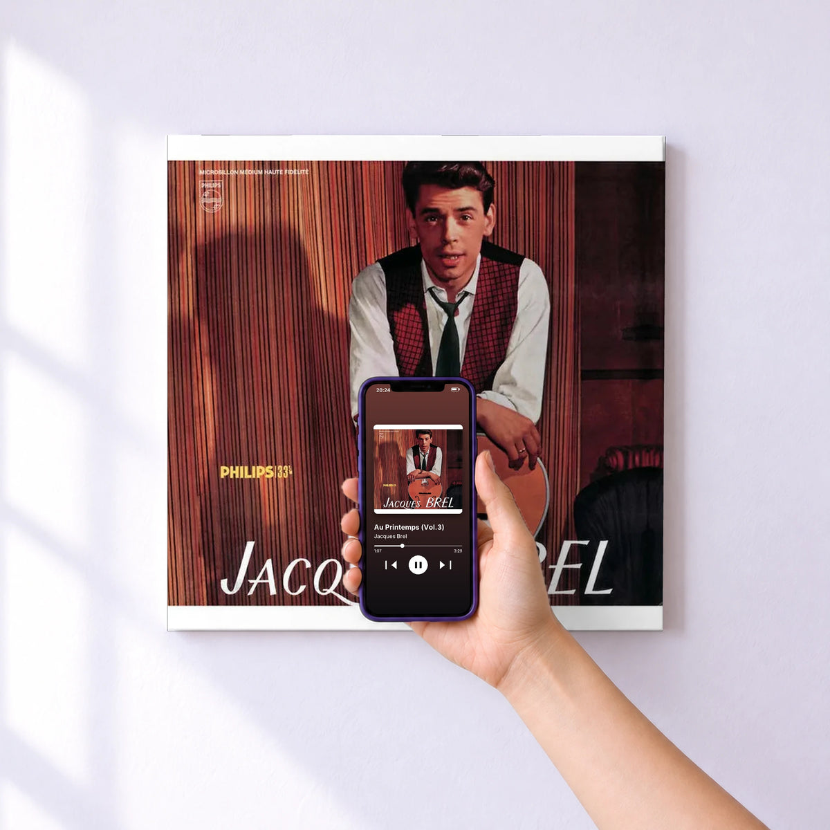 Affiche connectée Au Printemps (Vol.3) de Jacques Brel au mur : l'album se lance en approchant le téléphone