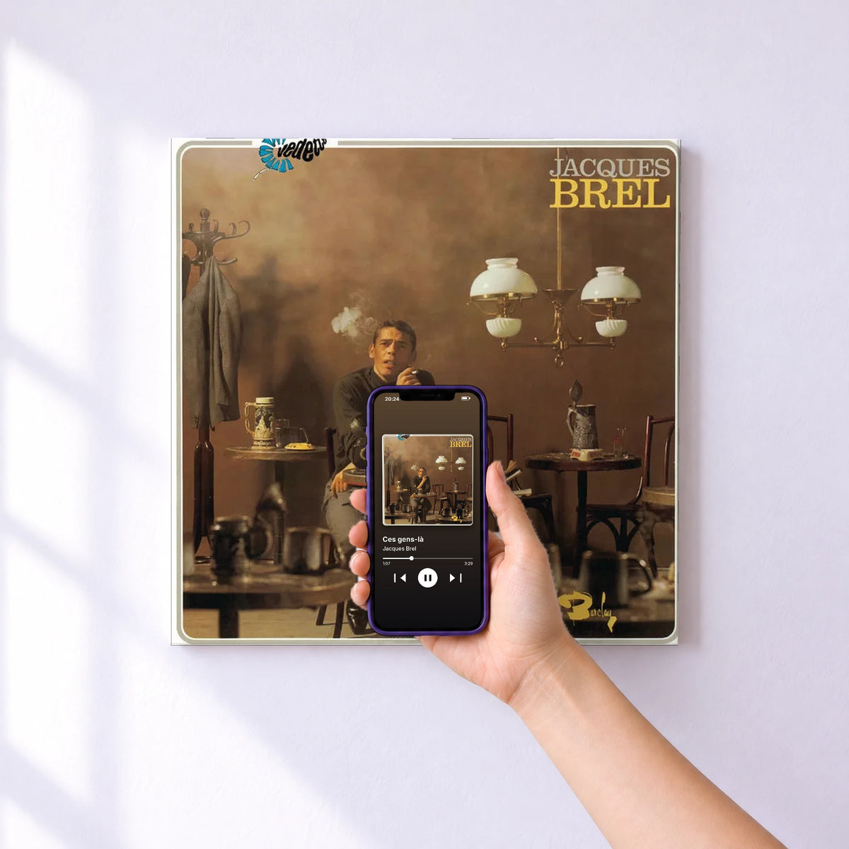 Affiche connectée Ces gens-là de Jacques Brel au mur : l'album se lance en approchant le téléphone