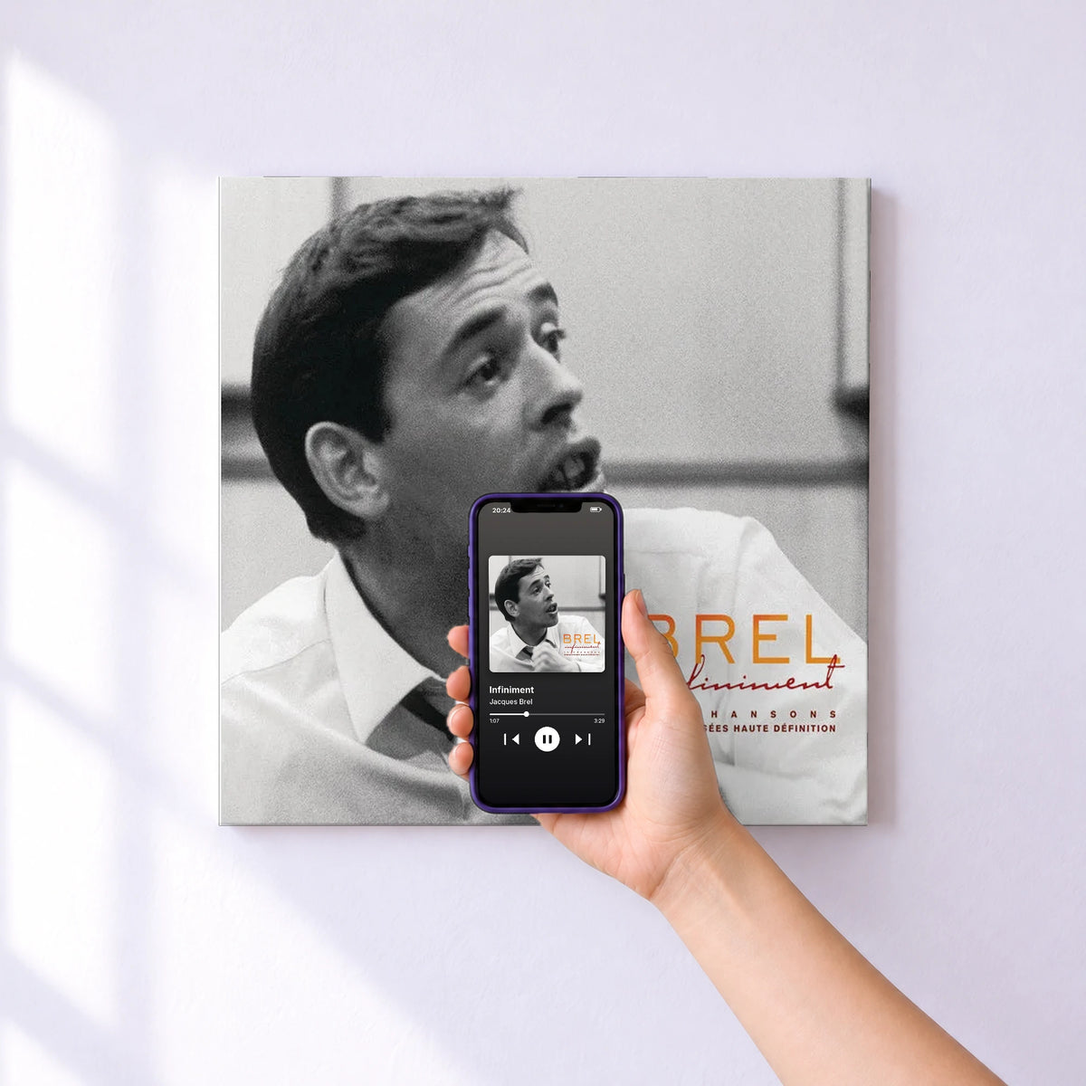 Affiche connectée Infiniment de Jacques Brel au mur : l'album se lance en approchant le téléphone