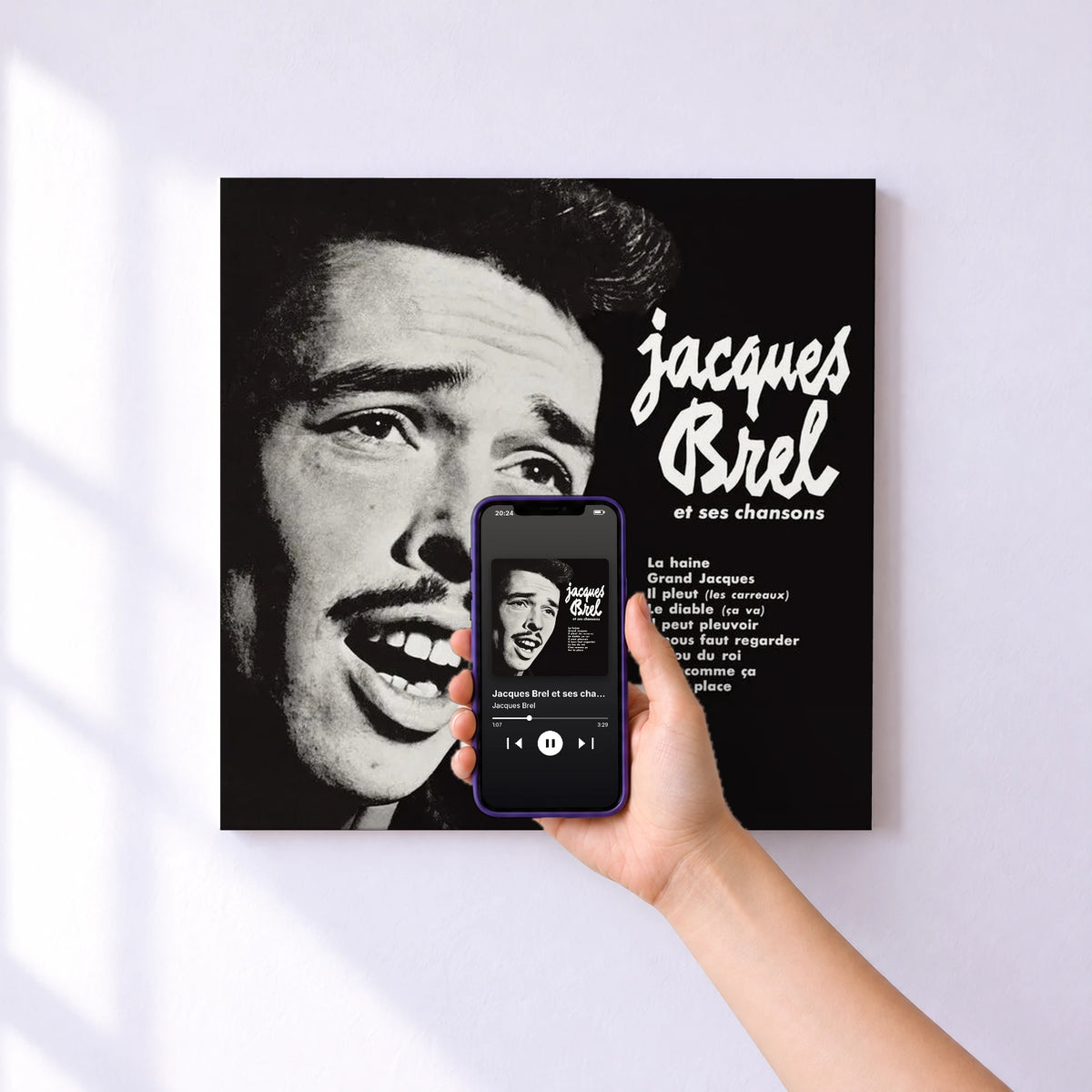 Affiche connectée Jacques Brel et ses chansons de Jacques Brel au mur : l'album se lance en approchant le téléphone