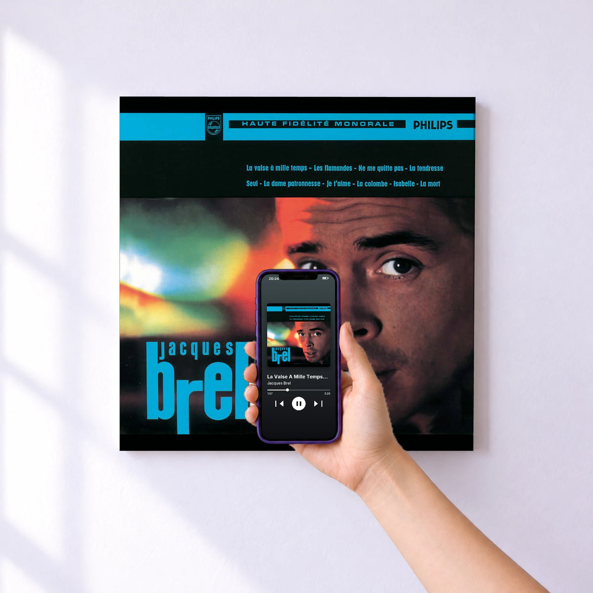 Affiche connectée La Valse A Mille Temps (Vol.4) de Jacques Brel au mur : l'album se lance en approchant le téléphone