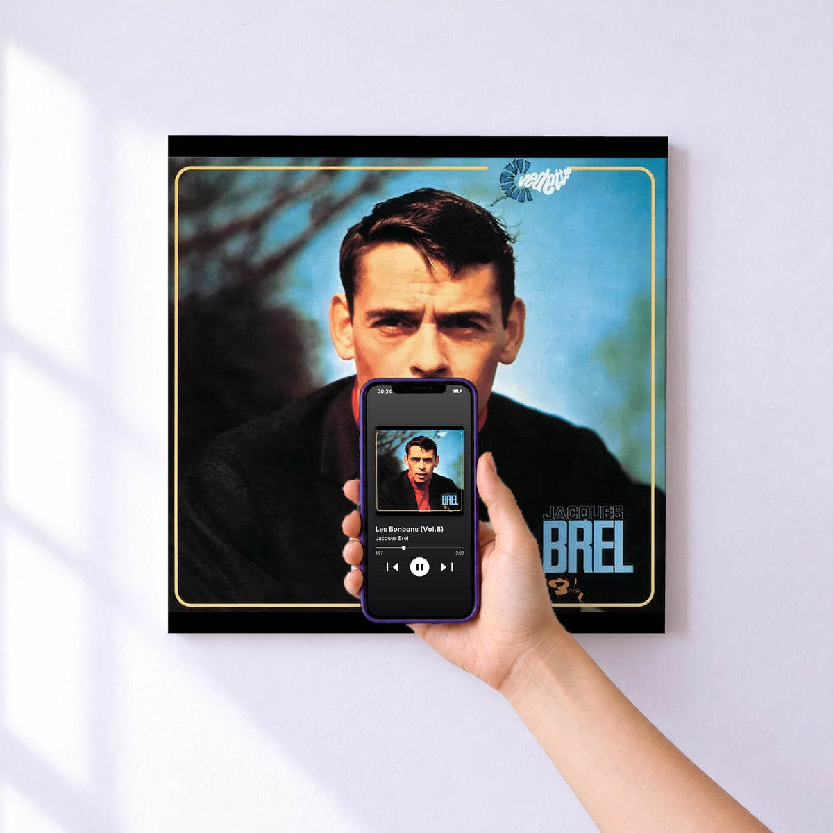 Affiche connectée Les Bonbons (Vol.8) de Jacques Brel au mur : l'album se lance en approchant le téléphone