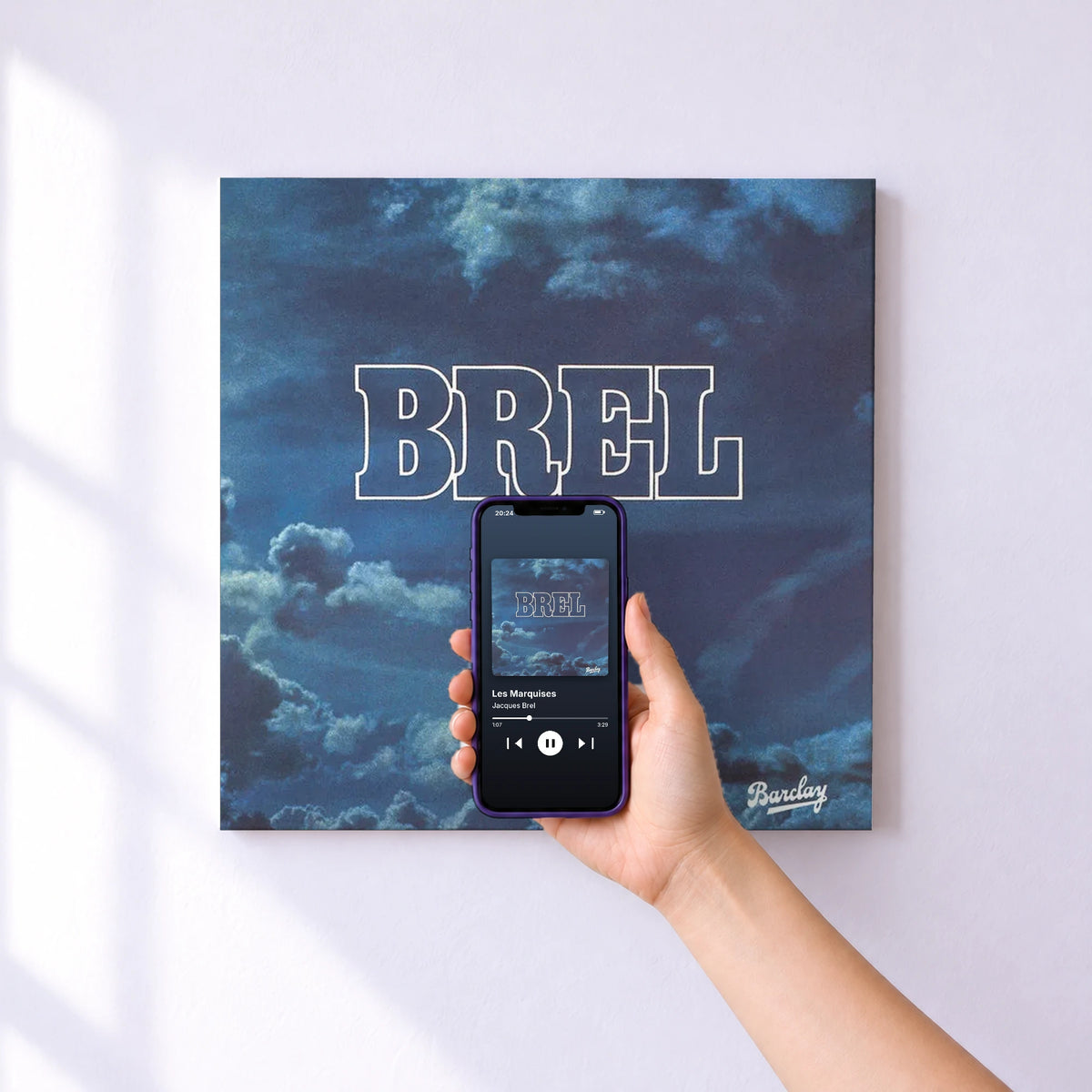 Affiche connectée Les Marquises de Jacques Brel au mur : l'album se lance en approchant le téléphone
