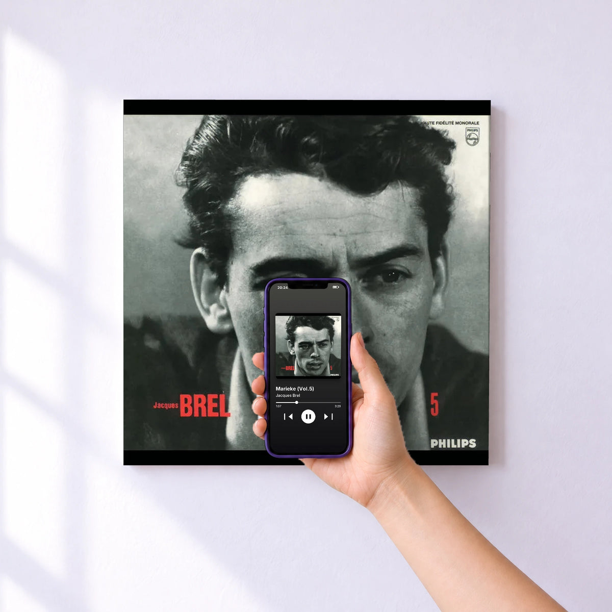 Affiche connectée Marieke (Vol.5) de Jacques Brel au mur : l'album se lance en approchant le téléphone