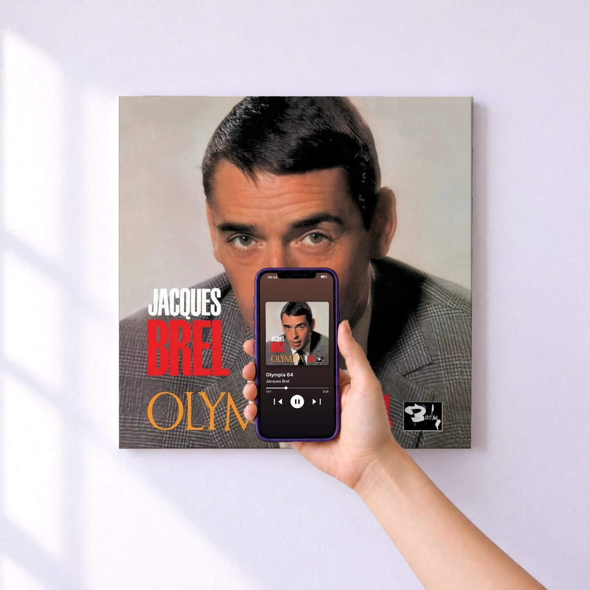 Affiche connectée Olympia 64 de Jacques Brel au mur : l'album se lance en approchant le téléphone
