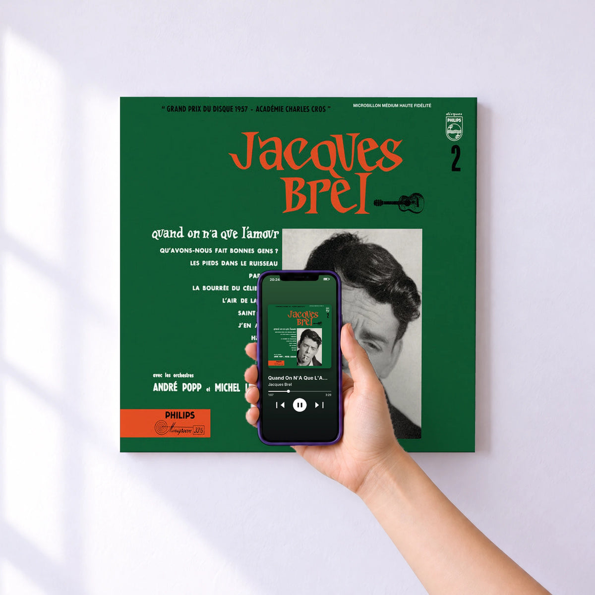 Affiche connectée Quand On N'A Que L'Amour de Jacques Brel au mur : l'album se lance en approchant le téléphone
