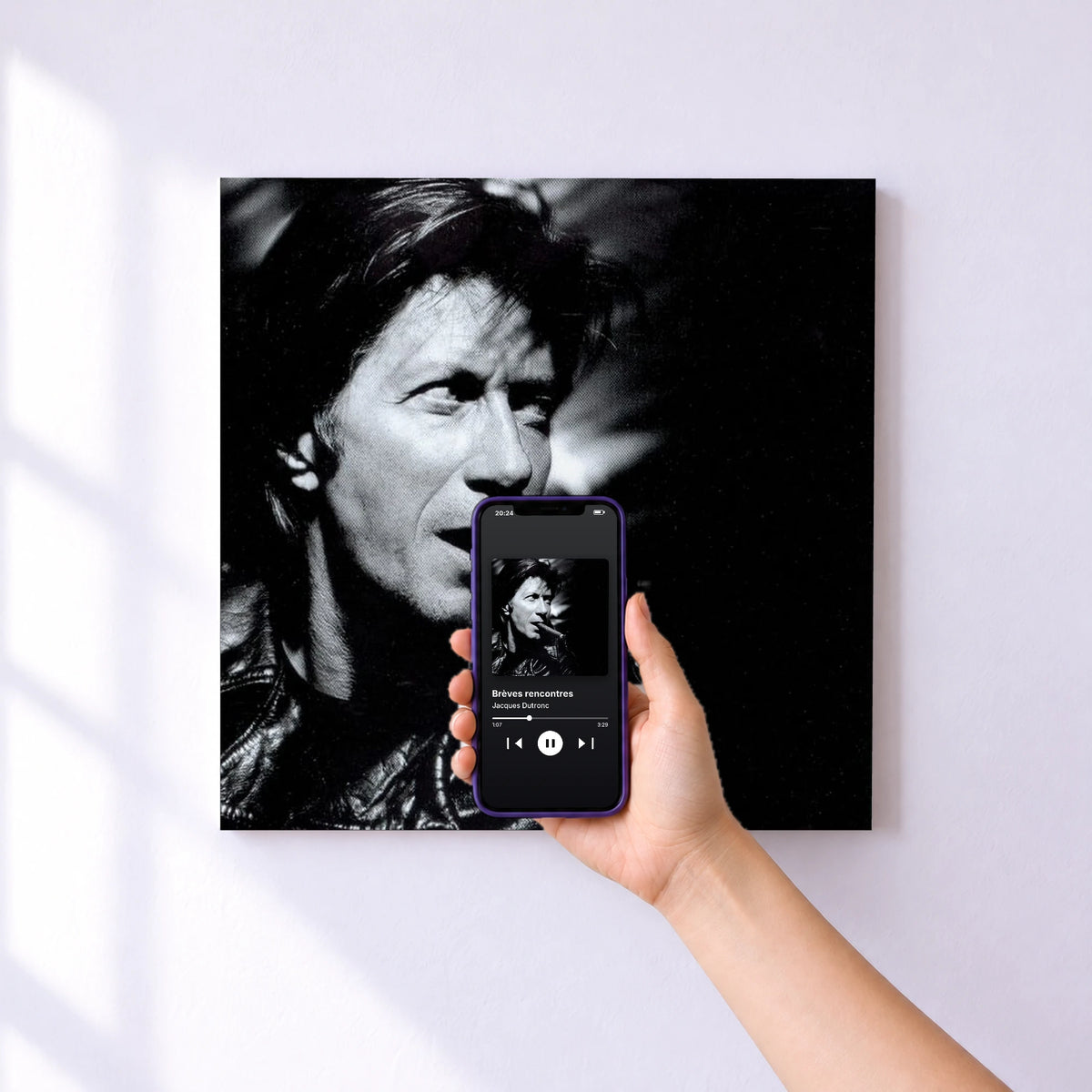 Affiche connectée Brèves rencontres de Jacques Dutronc au mur : l'album se lance en approchant le téléphone