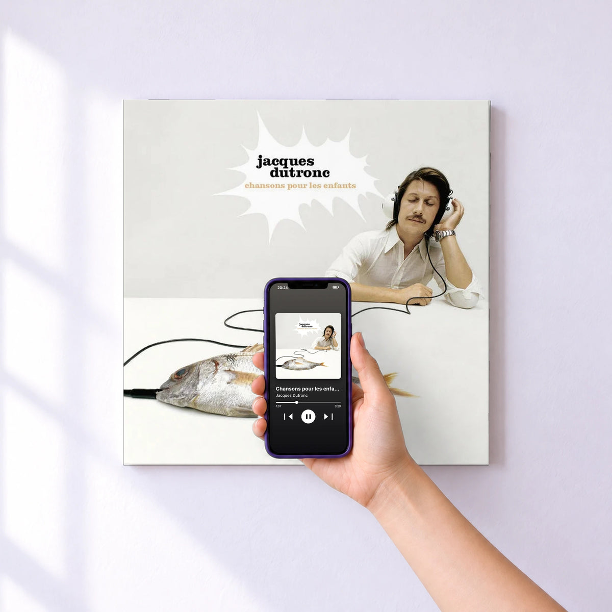 Affiche connectée Chansons pour les enfants de Jacques Dutronc au mur : l'album se lance en approchant le téléphone