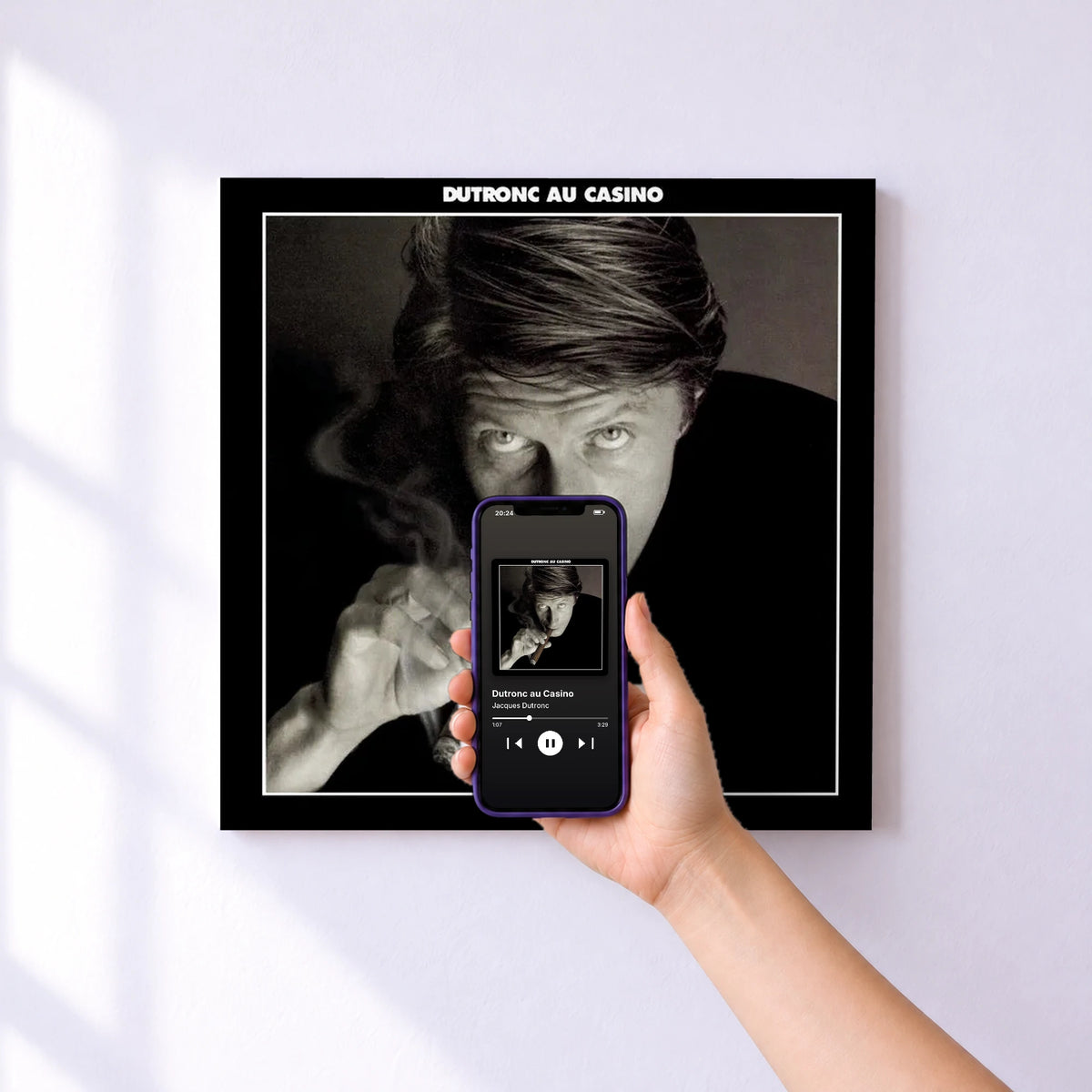 Affiche connectée Dutronc au Casino de Jacques Dutronc au mur : l'album se lance en approchant le téléphone