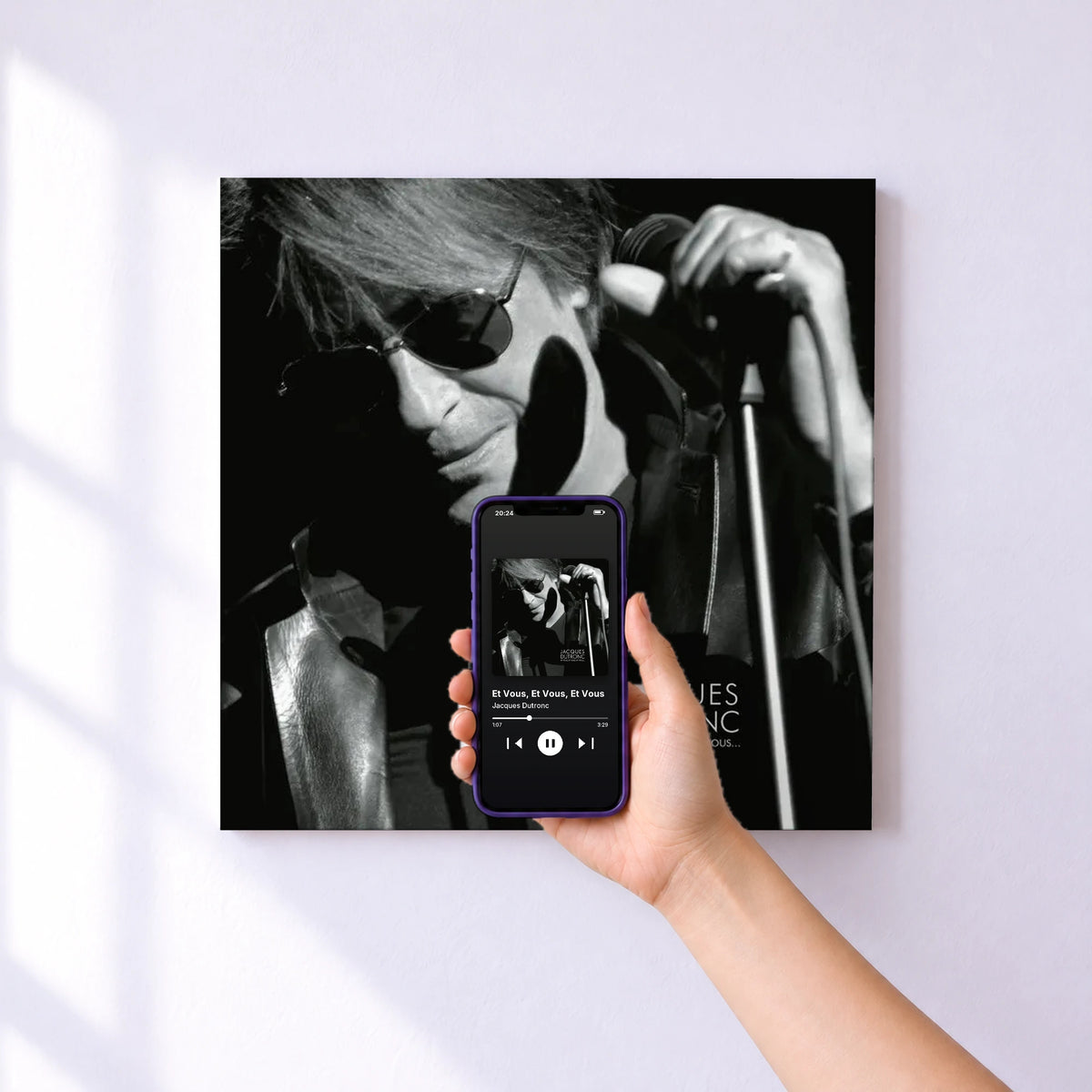 Affiche connectée Et Vous, Et Vous, Et Vous de Jacques Dutronc au mur : l'album se lance en approchant le téléphone