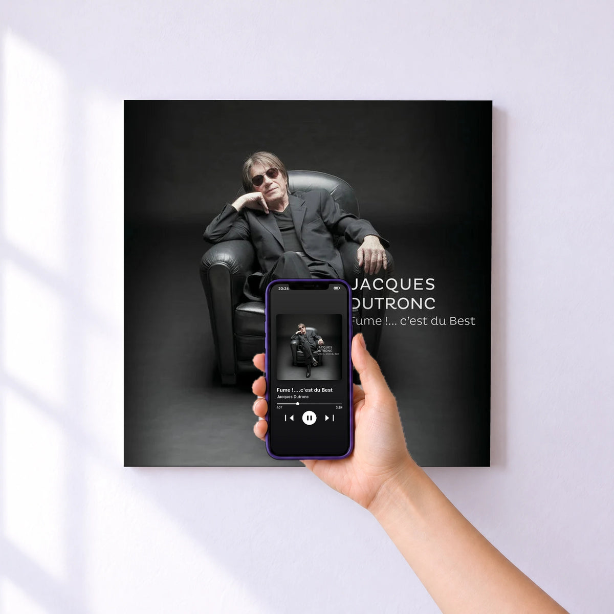 Affiche connectée Fume !....c'est du Best de Jacques Dutronc au mur : l'album se lance en approchant le téléphone