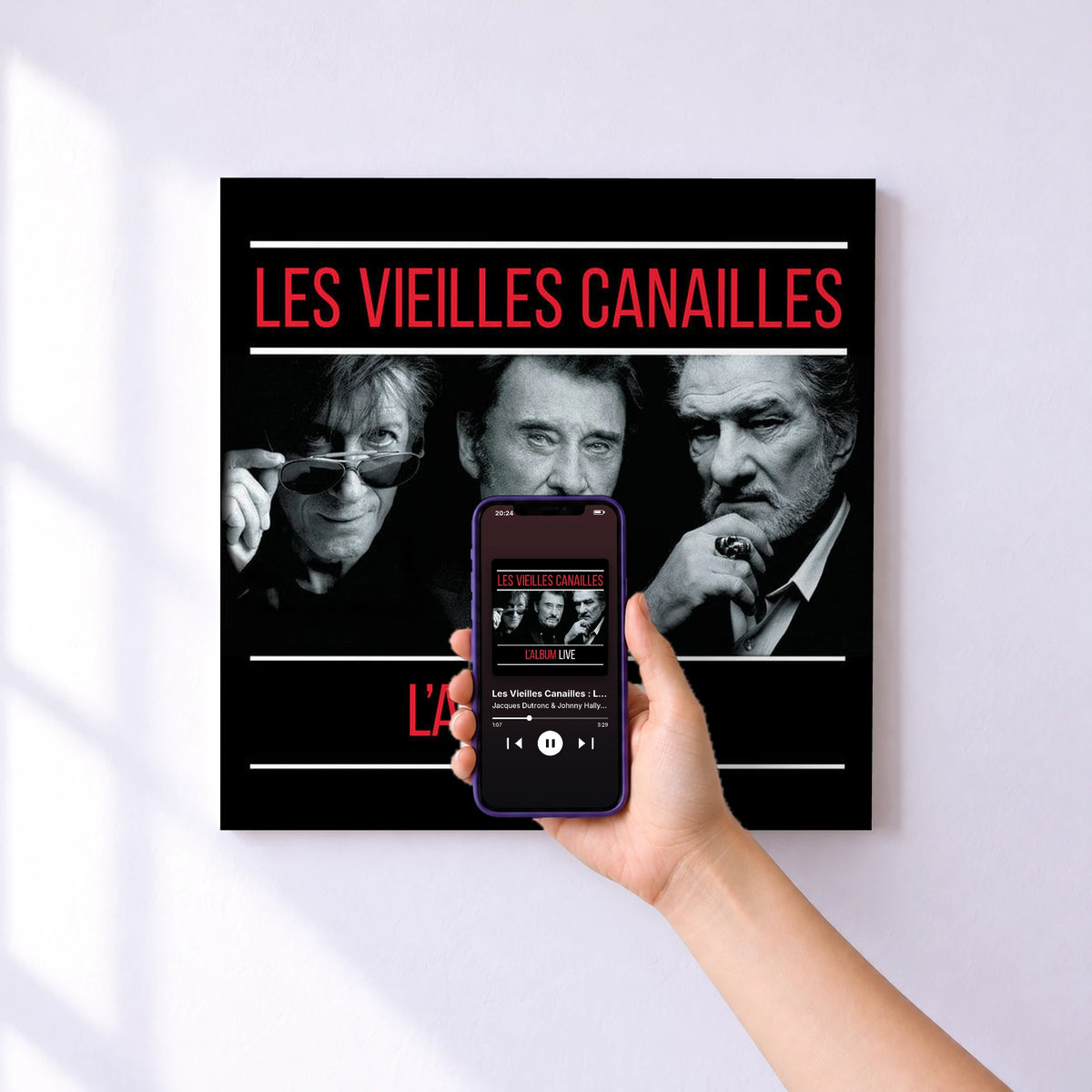 Affiche connectée Les Vieilles Canailles : Le Live de Jacques Dutronc & Johnny Hallyday & Eddy Mitchell au mur : l'album se lance en approchant le téléphone