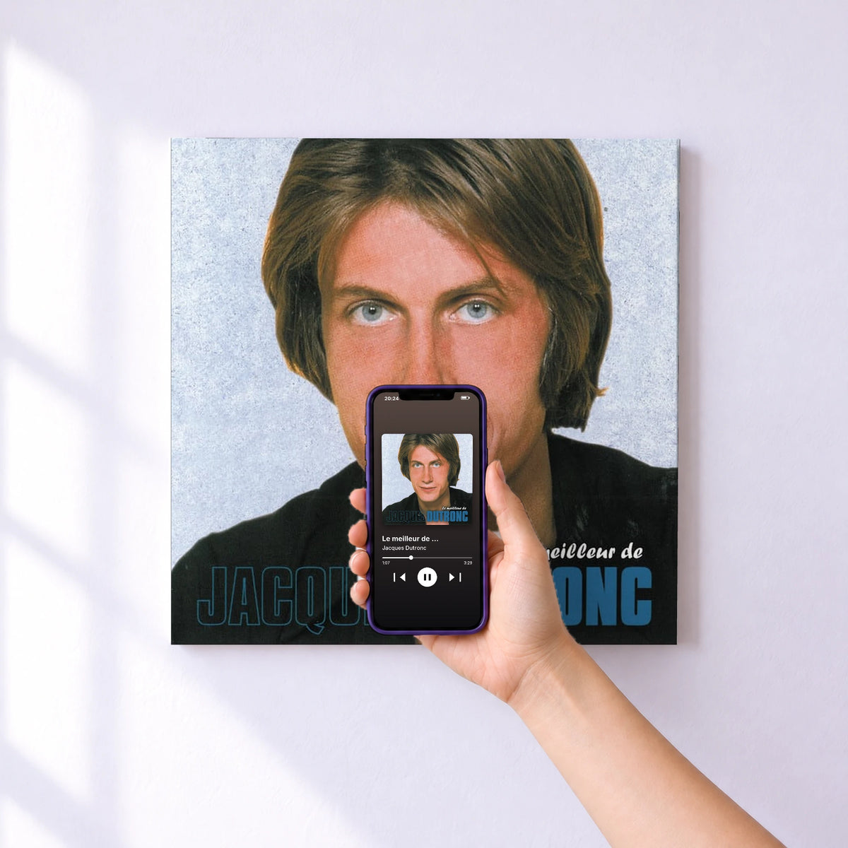Affiche connectée Le meilleur de ... de Jacques Dutronc au mur : l'album se lance en approchant le téléphone