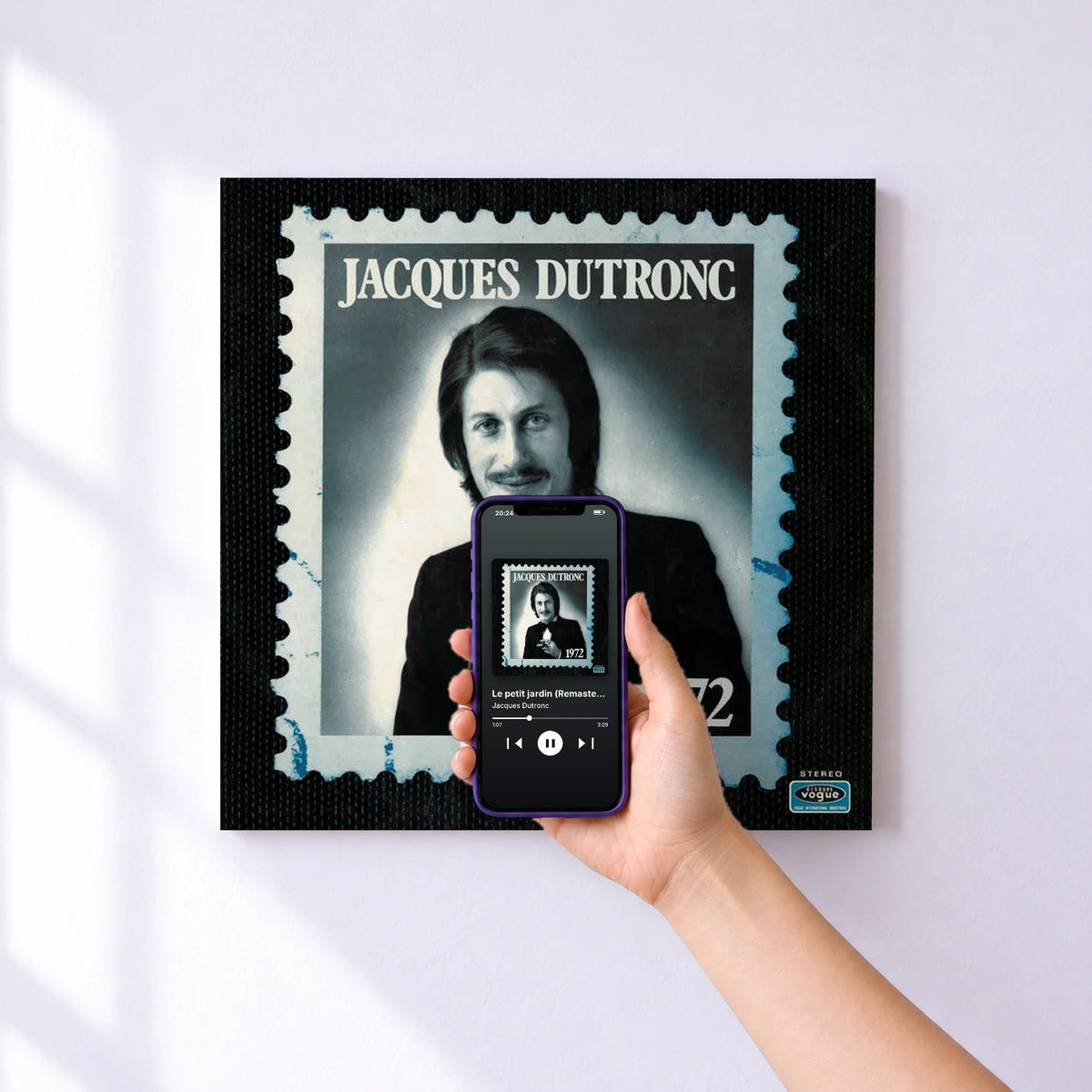 Affiche connectée Le petit jardin (Remastered) de Jacques Dutronc au mur : l'album se lance en approchant le téléphone
