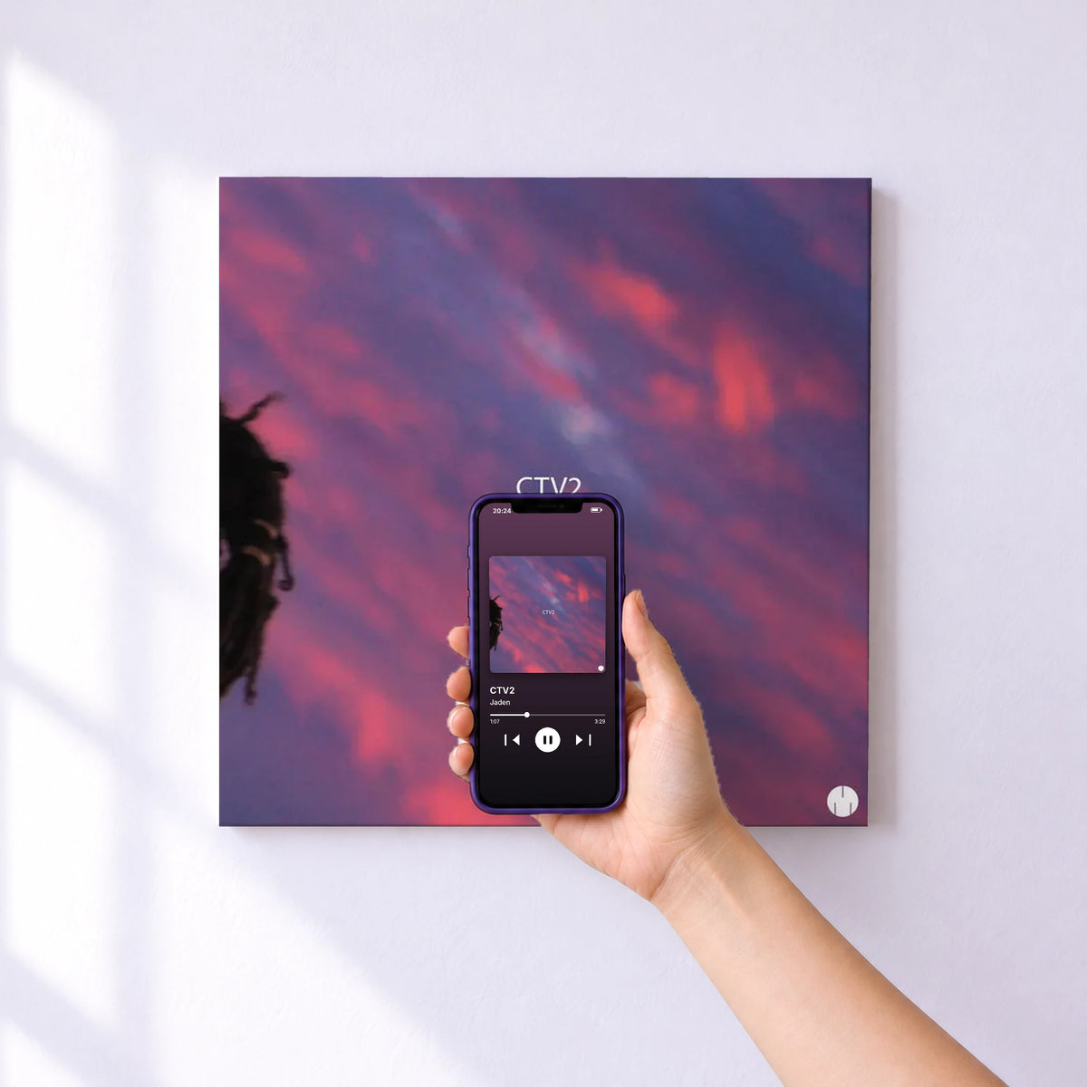 Affiche connectée CTV2 de Jaden au mur : l'album se lance en approchant le téléphone