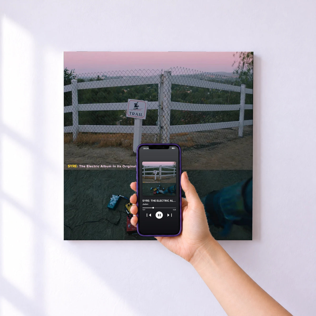 Affiche connectée SYRE: THE ELECTRIC ALBUM de Jaden au mur : l'album se lance en approchant le téléphone