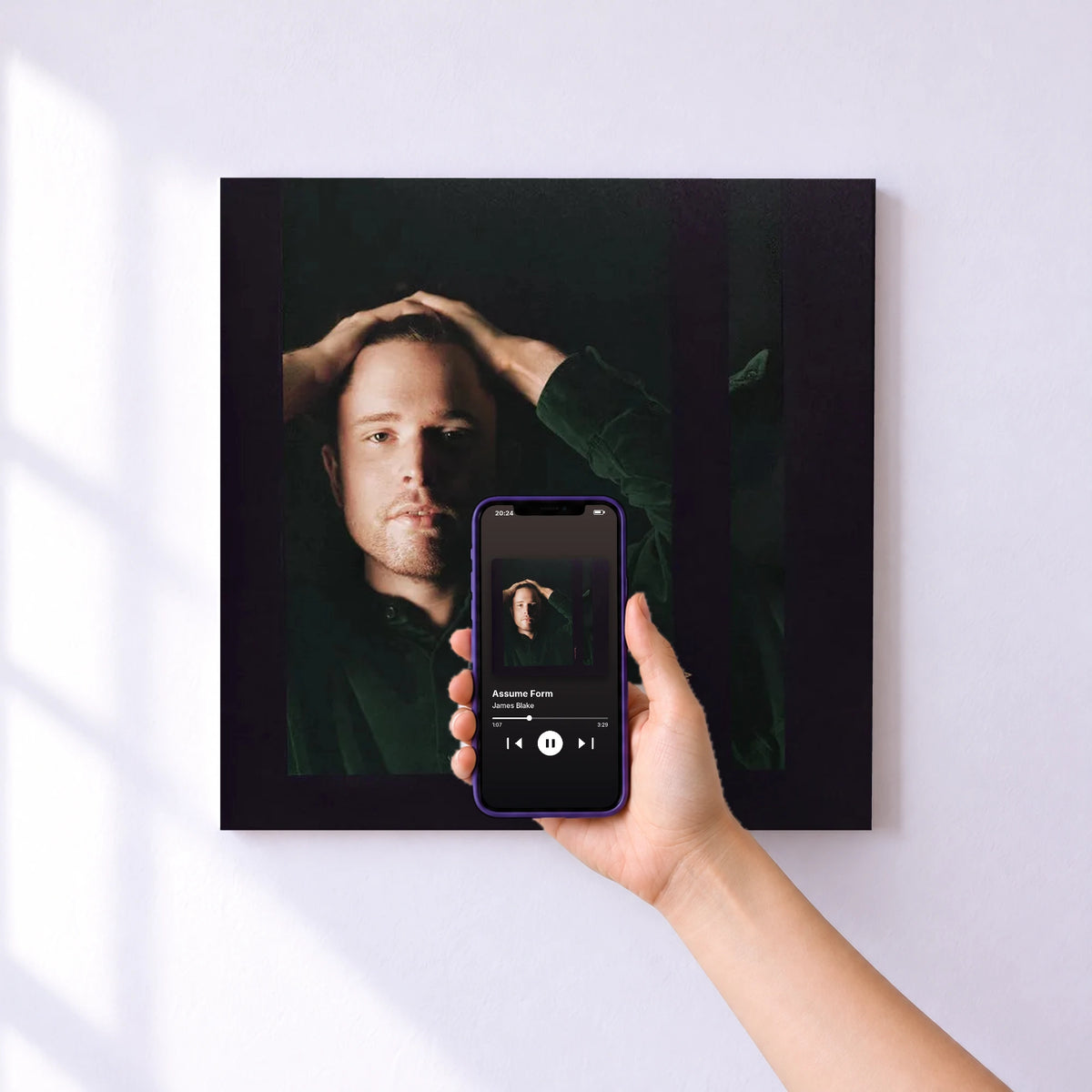 Affiche connectée Assume Form de James Blake au mur : l'album se lance en approchant le téléphone