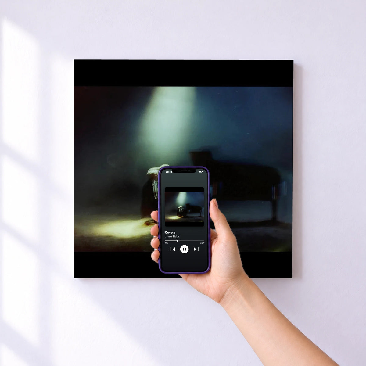 Affiche connectée Covers de James Blake au mur : l'album se lance en approchant le téléphone