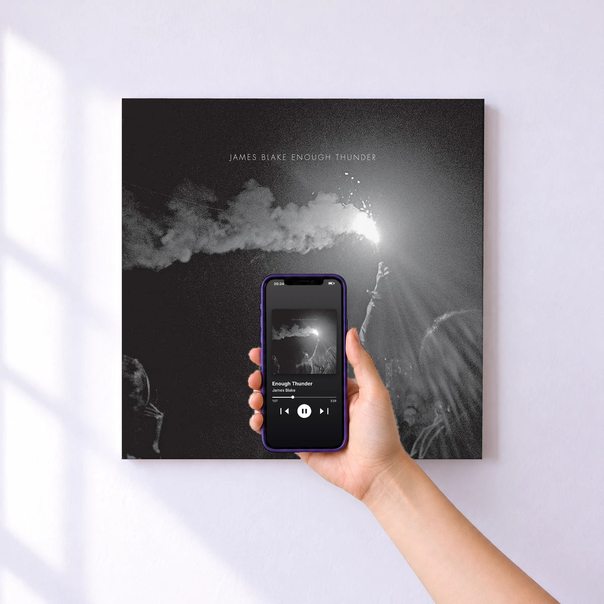 Affiche connectée Enough Thunder de James Blake au mur : l'album se lance en approchant le téléphone