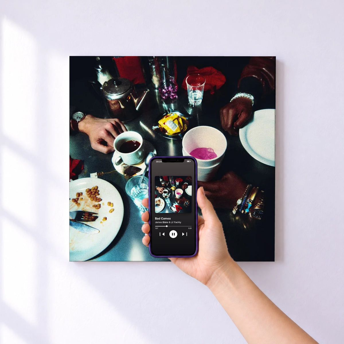 Affiche connectée Bad Cameo de James Blake & Lil Yachty au mur : l'album se lance en approchant le téléphone