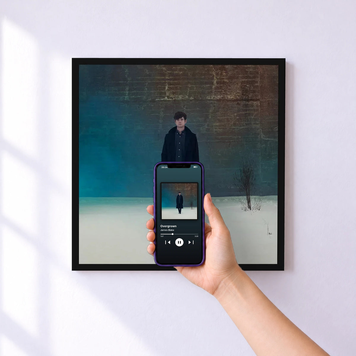 Affiche connectée Overgrown de James Blake au mur : l'album se lance en approchant le téléphone