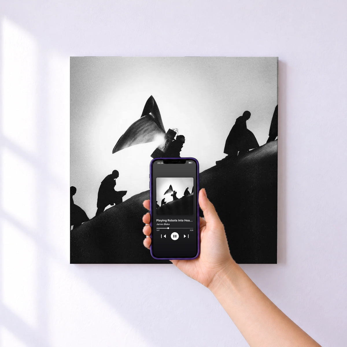 Affiche connectée Playing Robots Into Heaven de James Blake au mur : l'album se lance en approchant le téléphone