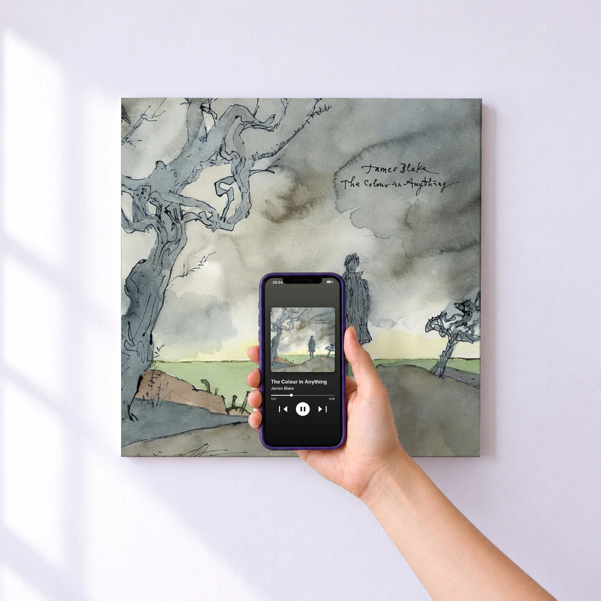 Affiche connectée The Colour In Anything de James Blake au mur : l'album se lance en approchant le téléphone