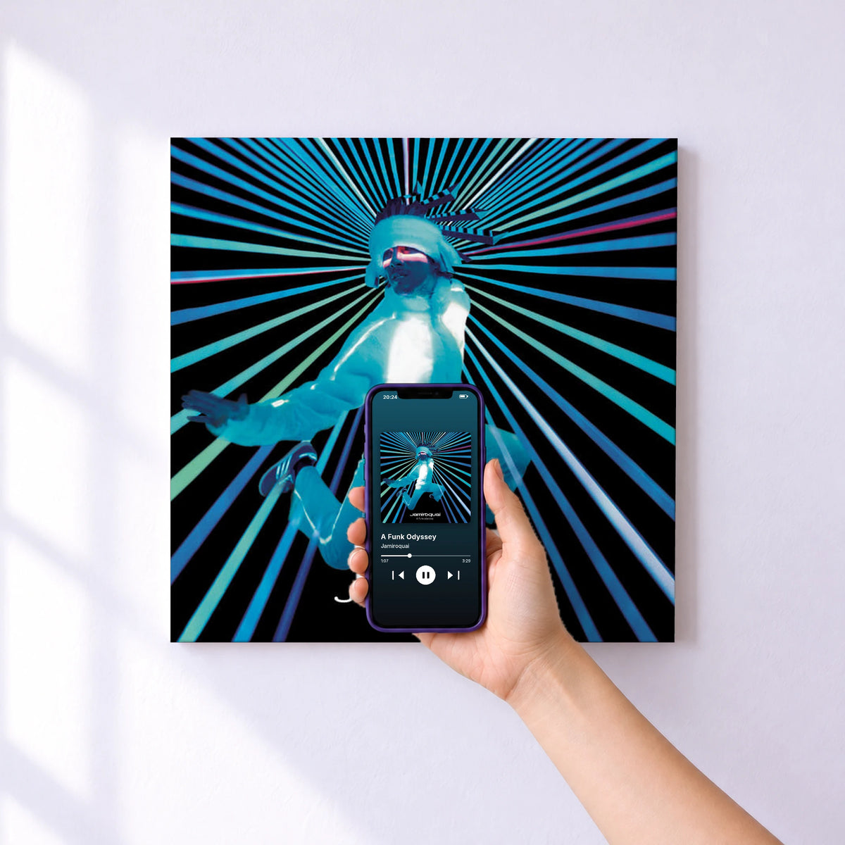 Affiche connectée A Funk Odyssey de Jamiroquai au mur : l'album se lance en approchant le téléphone