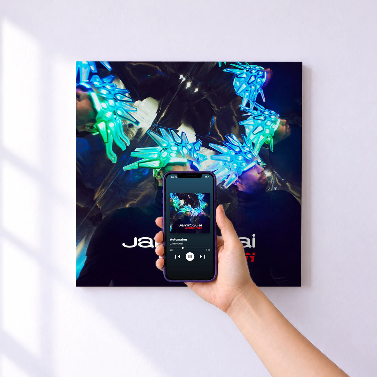 Affiche connectée Automaton de Jamiroquai au mur : l'album se lance en approchant le téléphone