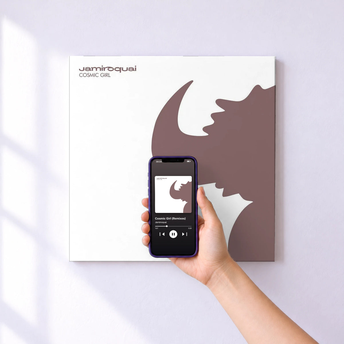 Affiche connectée Cosmic Girl (Remixes) de Jamiroquai au mur : l'album se lance en approchant le téléphone