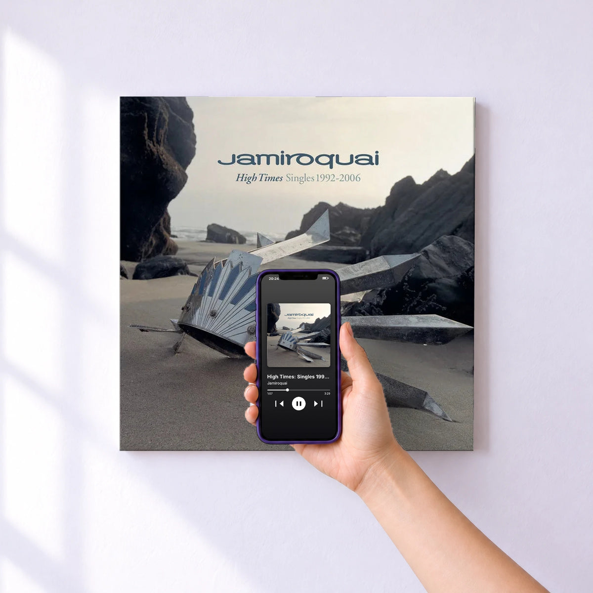 Affiche connectée High Times: Singles 1992-2006 de Jamiroquai au mur : l'album se lance en approchant le téléphone