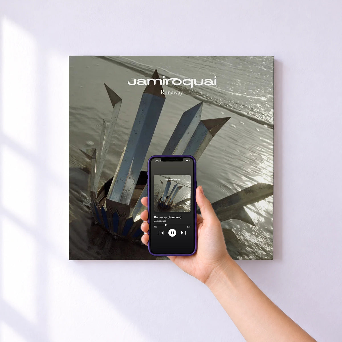 Affiche connectée Runaway (Remixes) de Jamiroquai au mur : l'album se lance en approchant le téléphone