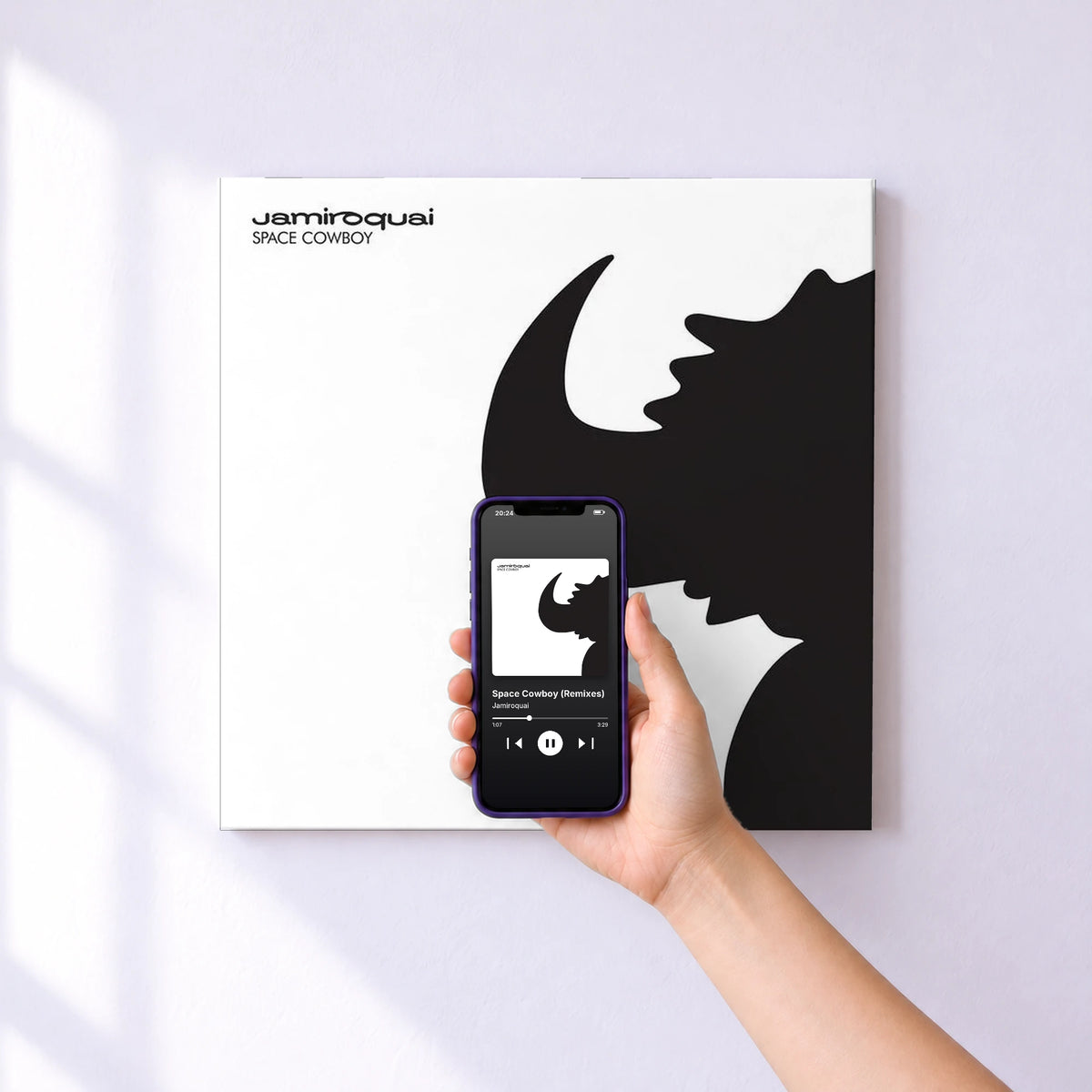 Affiche connectée Space Cowboy (Remixes) de Jamiroquai au mur : l'album se lance en approchant le téléphone