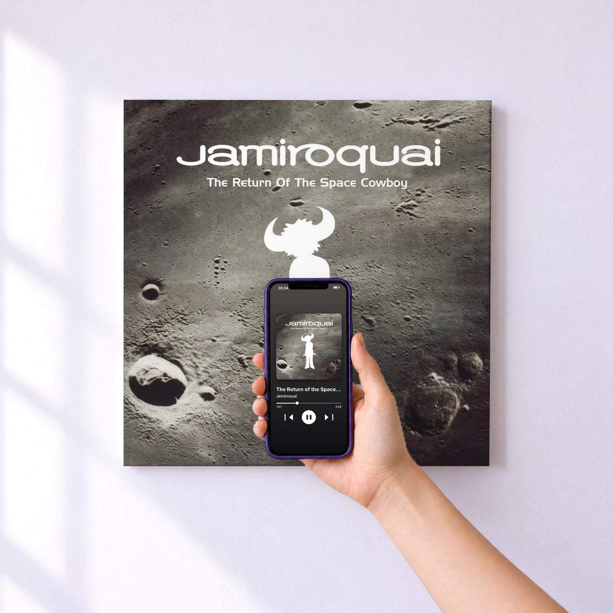 Affiche connectée The Return of the Space Cowboy (Remastered) de Jamiroquai au mur : l'album se lance en approchant le téléphone