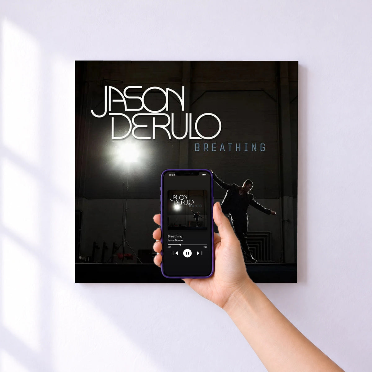 Affiche connectée Breathing de Jason Derulo au mur : l'album se lance en approchant le téléphone