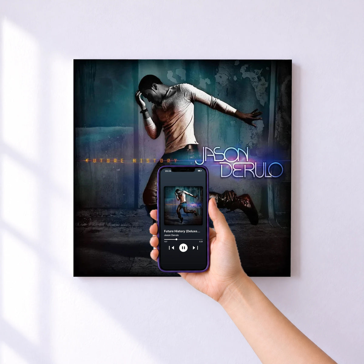 Affiche connectée Future History (Deluxe Edition) de Jason Derulo au mur : l'album se lance en approchant le téléphone