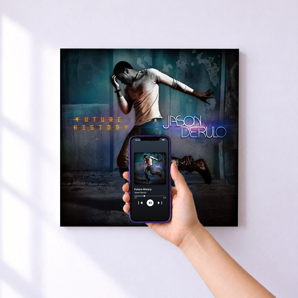 Affiche connectée Future History de Jason Derulo au mur : l'album se lance en approchant le téléphone