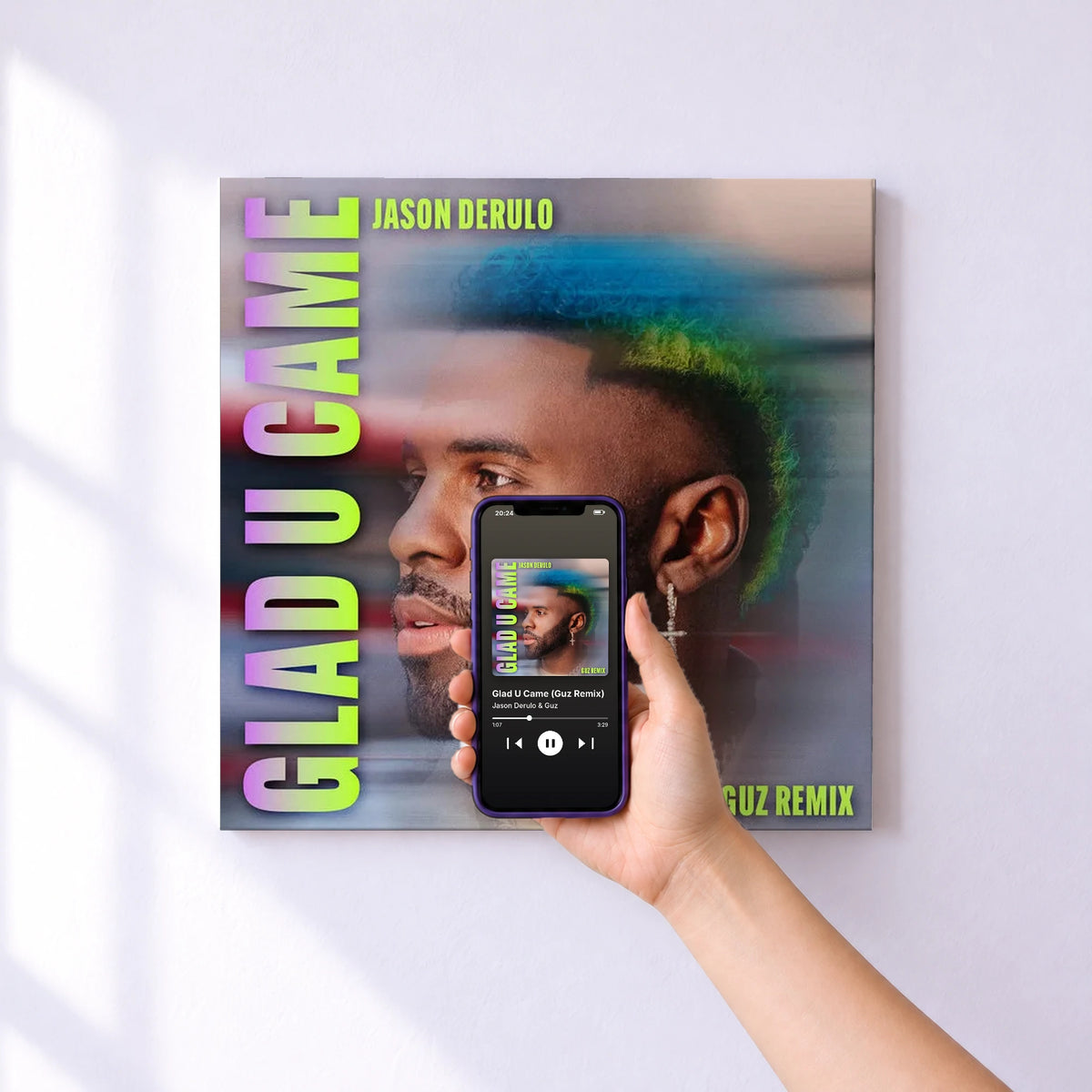 Affiche connectée Glad U Came (Guz Remix) de Jason Derulo & Guz au mur : l'album se lance en approchant le téléphone