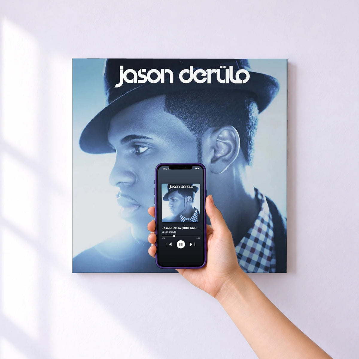 Affiche connectée Jason Derulo (10th Anniversary Deluxe) de Jason Derulo au mur : l'album se lance en approchant le téléphone