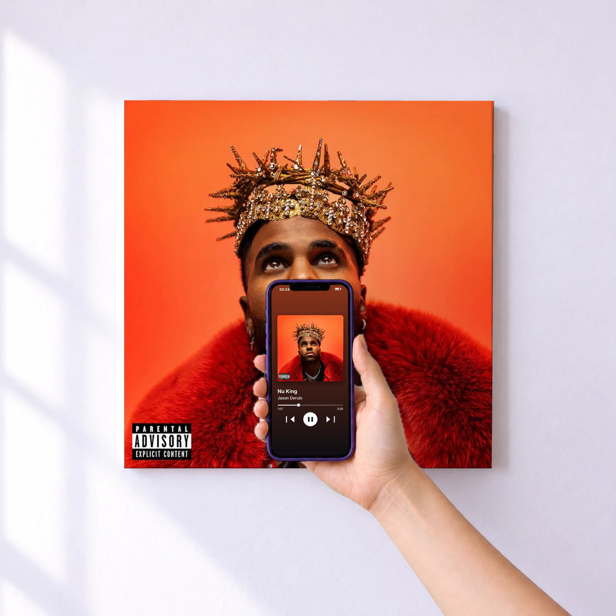 Affiche connectée Nu King de Jason Derulo au mur : l'album se lance en approchant le téléphone