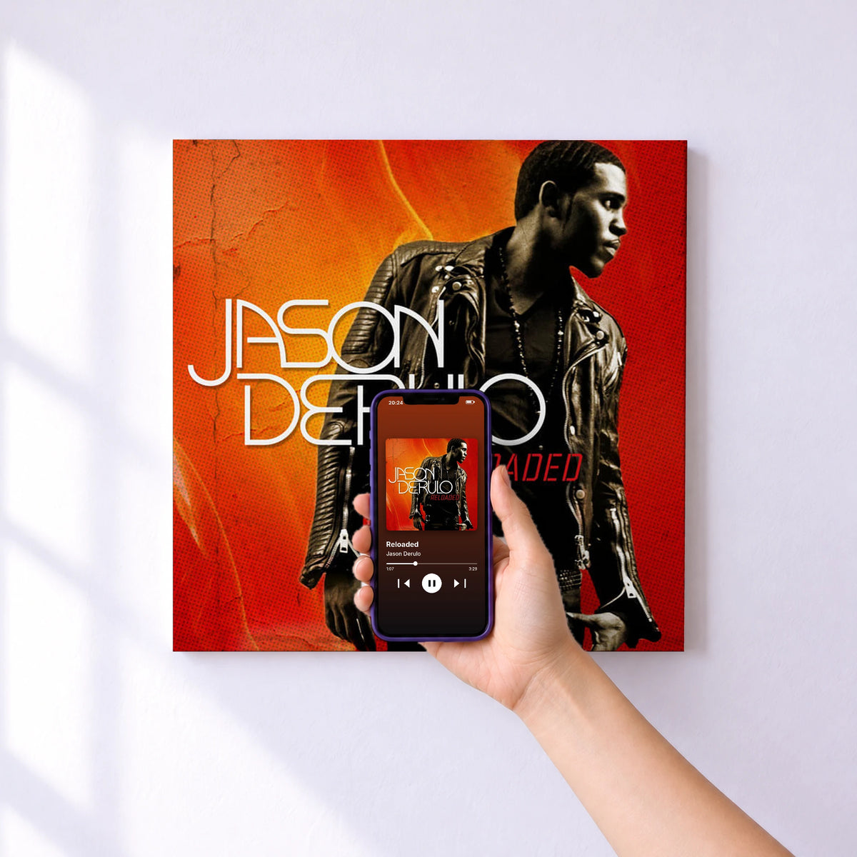 Affiche connectée Reloaded de Jason Derulo au mur : l'album se lance en approchant le téléphone