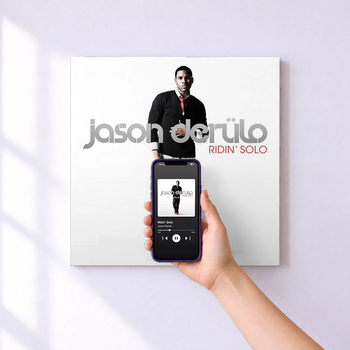 Affiche connectée Ridin' Solo de Jason Derulo au mur : l'album se lance en approchant le téléphone