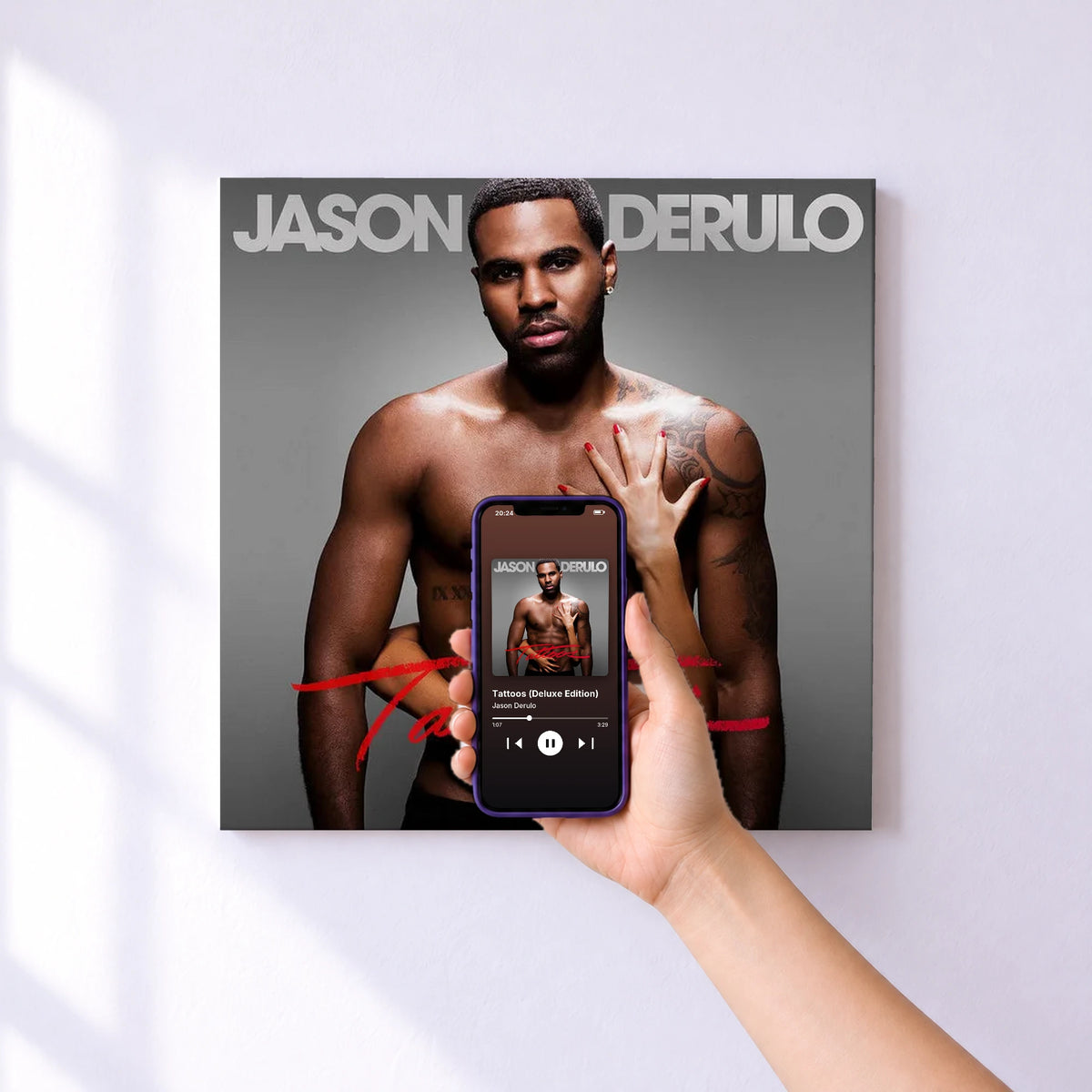 Affiche connectée Tattoos (Deluxe Edition) de Jason Derulo au mur : l'album se lance en approchant le téléphone