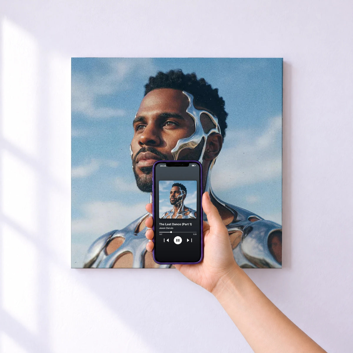 Affiche connectée The Last Dance (Part 1) de Jason Derulo au mur : l'album se lance en approchant le téléphone