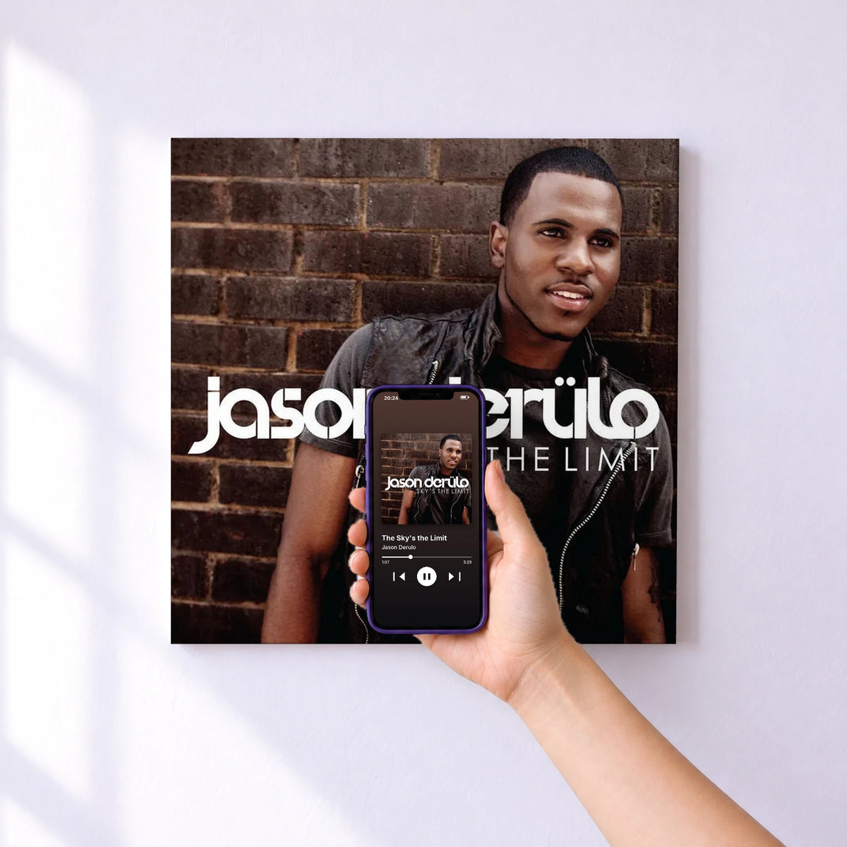 Affiche connectée The Sky's the Limit de Jason Derulo au mur : l'album se lance en approchant le téléphone