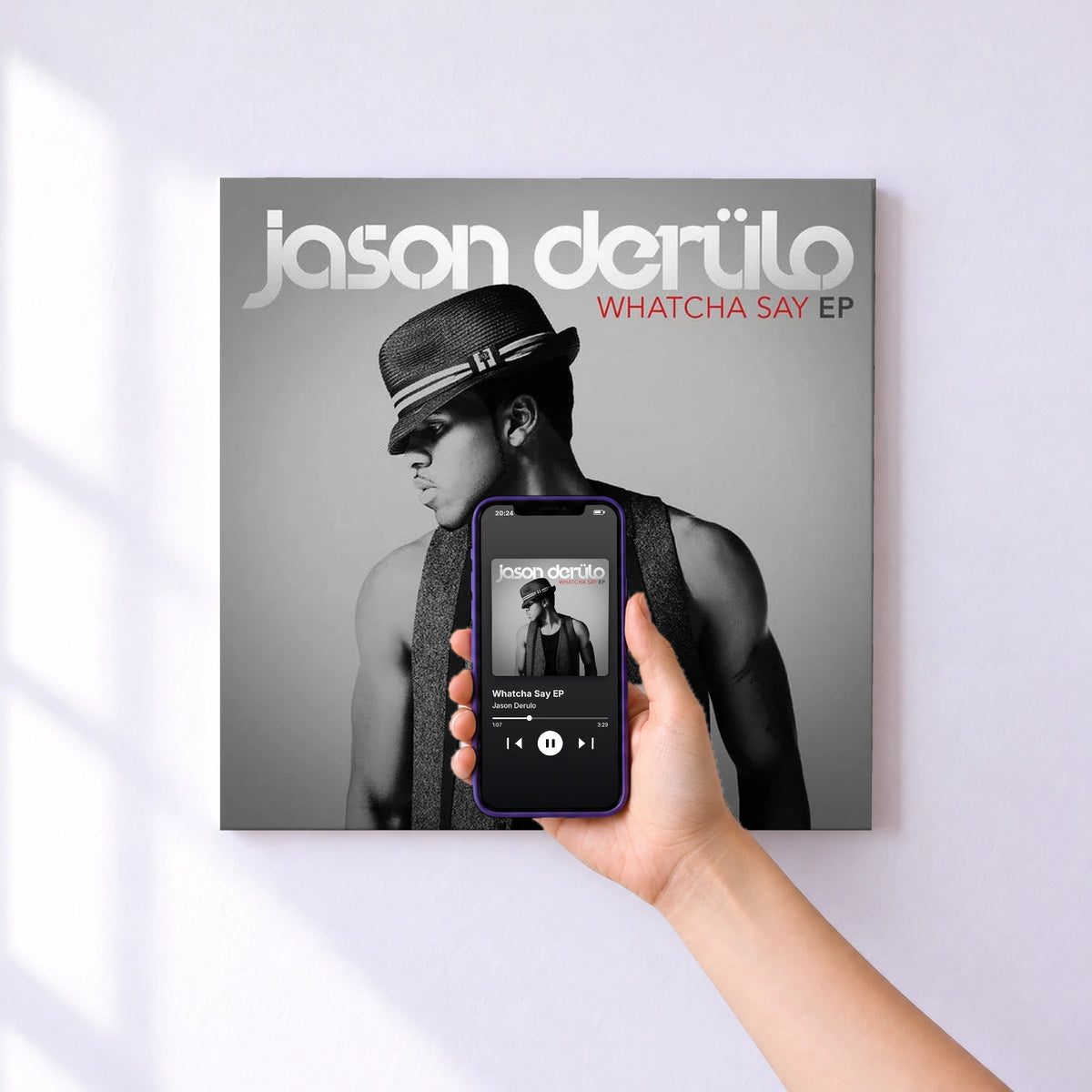 Affiche connectée Whatcha Say EP de Jason Derulo au mur : l'album se lance en approchant le téléphone